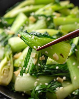 Çin usulü Pak Choi sarımsaklı, susamlı. Sağlıklı yemek.