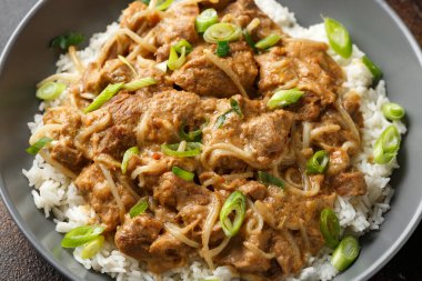 Fasulye filizi ve pilavlı Tayland usulü fıstık ezmesi. Asya yemekleri