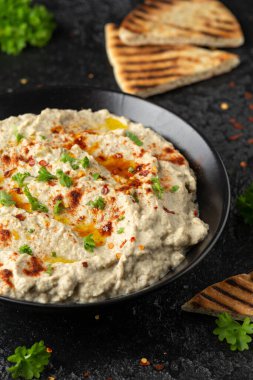 Baba ganoush sosu ızgara patlıcan, limon suyu, zeytinyağı ve tahini ile yapılır. Vejetaryen başlangıç yemeği.