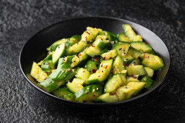 Soya soslu, acı biberli, sarımsak ve susamlı ezilmiş Asya usulü salata.