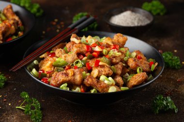 Kızartma tuzu ve biberli domuz filetosunu siyah kasede otlarla karıştır. Asya yemekleri