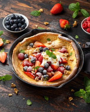 Böğürtlenli krep ve demir tavada krema. Sabah kahvaltısı