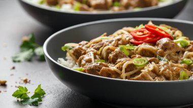 Fasulye filizi ve pilavlı Tayland usulü fıstık ezmesi. Asya yemekleri