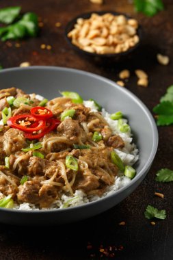 Fasulye filizi ve pilavlı Tayland usulü fıstık ezmesi. Asya yemekleri