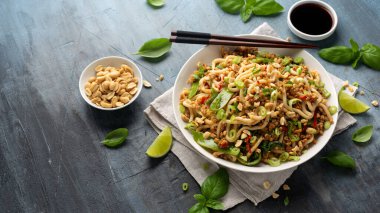 Domuz eti, fıstık ezmeli erişte, Çin mantısı, mangeta ve kırmızı biber. Asya yemekleri