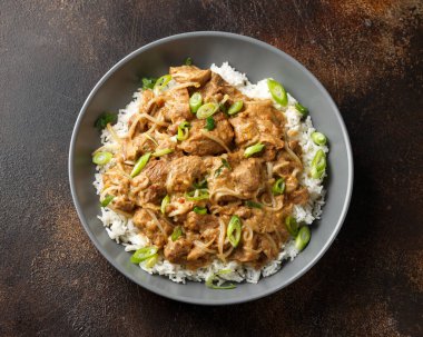 Fasulye filizi ve pilavlı Tayland usulü fıstık ezmesi. Asya yemekleri