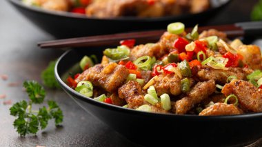 Kızartma tuzu ve biberli domuz filetosunu siyah kasede otlarla karıştır. Asya yemekleri