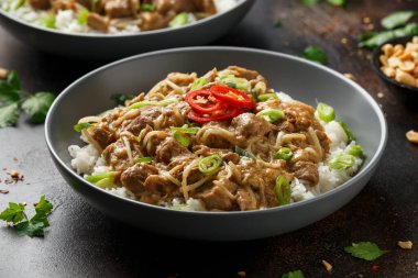 Fasulye filizi ve pilavlı Tayland usulü fıstık ezmesi. Asya yemekleri