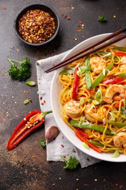 Kızarmış erişteyi karides ve sebzeyle karıştırın. Sağlıklı Asya yemekleri