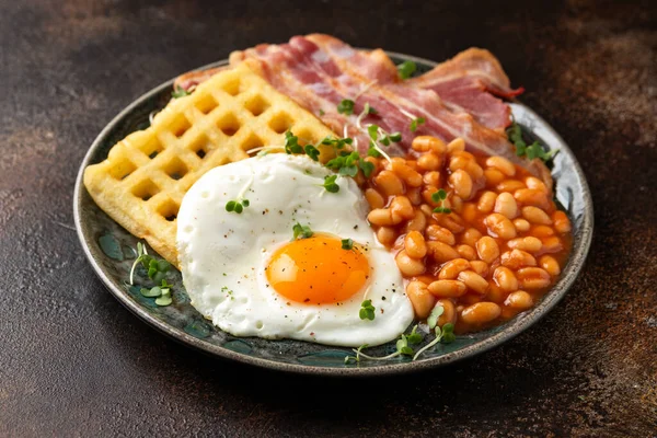 Waffles de batata com ovo frito, bacon e feijão assado. Café da manhã — Fotografia de Stock