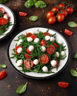 Çeri domatesli taze Samphire salatası ve mozzarella. Sağlıklı yemek..