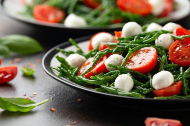 Çeri domatesli taze Samphire salatası ve mozzarella. Sağlıklı yemek..