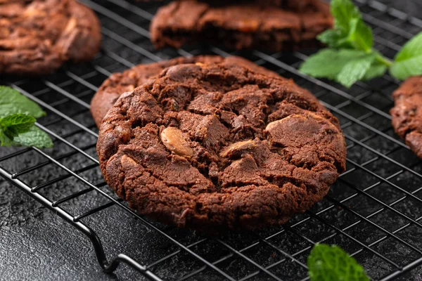 冷却ラック上のチョコレート、オレンジチップクッキー — ストック写真
