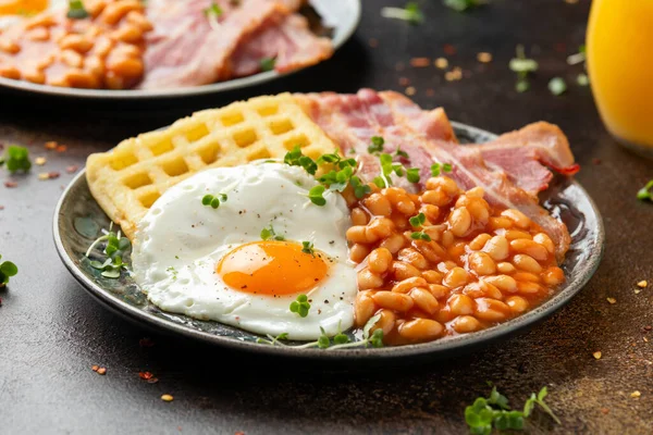 Waffles de batata com ovo frito, bacon e feijão assado. Café da manhã — Fotografia de Stock