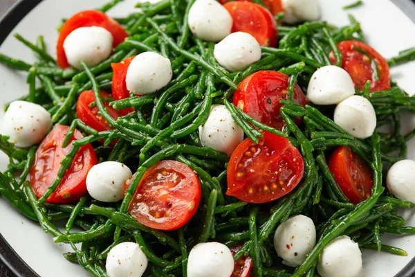 Çeri domatesli taze Samphire salatası ve mozzarella. Sağlıklı yemek..