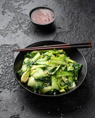 Çin usulü Pak Choi sarımsaklı, susamlı. Sağlıklı yemek.