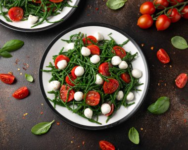 Çeri domatesli taze Samphire salatası ve mozzarella. Sağlıklı yemek..