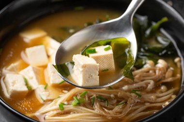 Enoki mantarlı zengin miso çorbası, wakame yosunu ve tofu, vejetaryen, vejetaryen Asya yemeği..