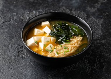 Enoki mantarlı zengin miso çorbası, wakame yosunu ve tofu, vejetaryen, vejetaryen Asya yemeği..