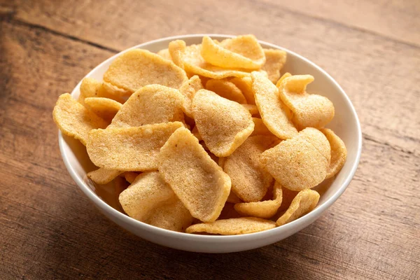 Crispy Prawn Crackers in white bowl on wooden table — Stock Photo, Image