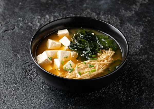 Enoki mantarlı zengin miso çorbası, wakame yosunu ve tofu, vejetaryen, vejetaryen Asya yemeği..