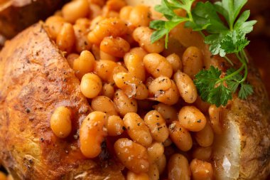 Domates fasulyeli fırında patates. Geleneksel İngiliz yemekleri