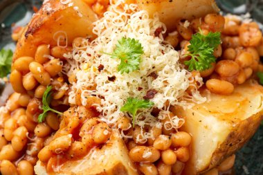 Domates fasulyeli fırında patates, çedar peyniri. Geleneksel İngiliz yemekleri