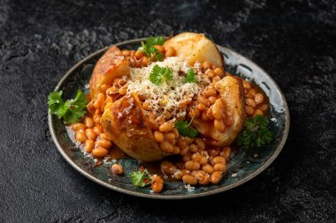 Domates fasulyeli fırında patates, çedar peyniri. Geleneksel İngiliz yemekleri