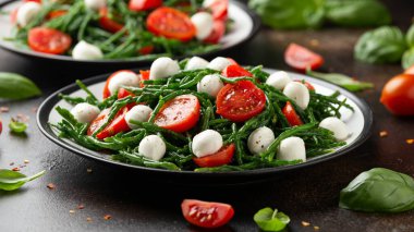 Çeri domatesli taze Samphire salatası ve mozzarella. Sağlıklı yemek..