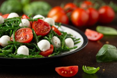 Çeri domatesli taze Samphire salatası ve mozzarella. Sağlıklı yemek..