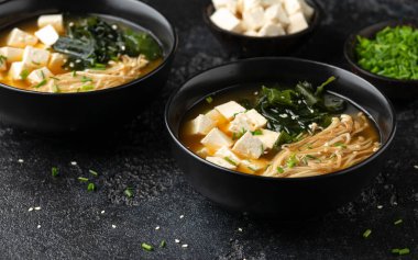Enoki mantarlı zengin miso çorbası, wakame yosunu ve tofu, vejetaryen, vejetaryen Asya yemeği..