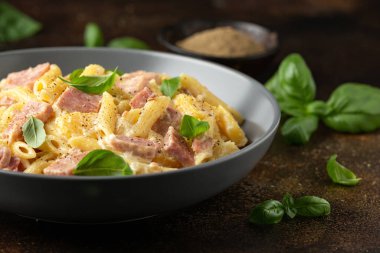 Jambon, ananas ve krem peynirli Hawaii makarnası..