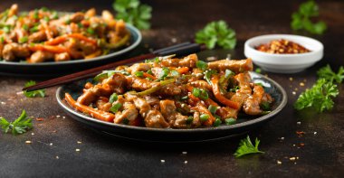 Çin sichuan dilimlenmiş domuz eti ve sebze. Asya mutfağı