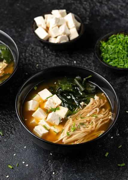 Enoki mantarlı zengin miso çorbası, wakame yosunu ve tofu, vejetaryen, vejetaryen Asya yemeği..