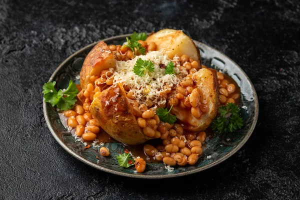 Domates fasulyeli fırında patates, çedar peyniri. Geleneksel İngiliz yemekleri