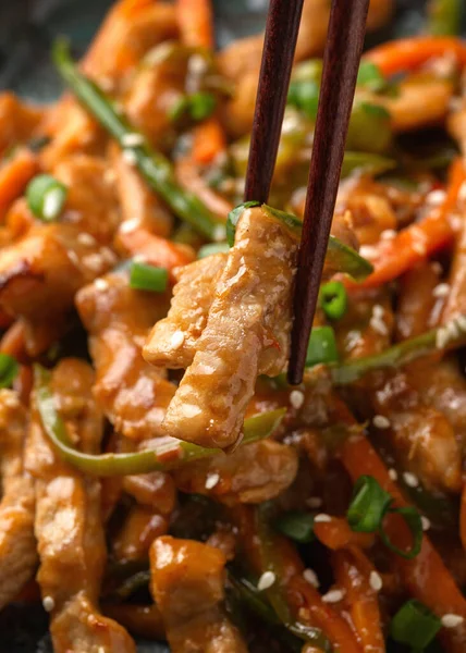 Chinese sichuan shredded pork with vegetables. Asian cuisine — Zdjęcie stockowe