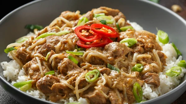 Fasulye filizi ve pilavlı Tayland usulü fıstık ezmesi. Asya yemekleri