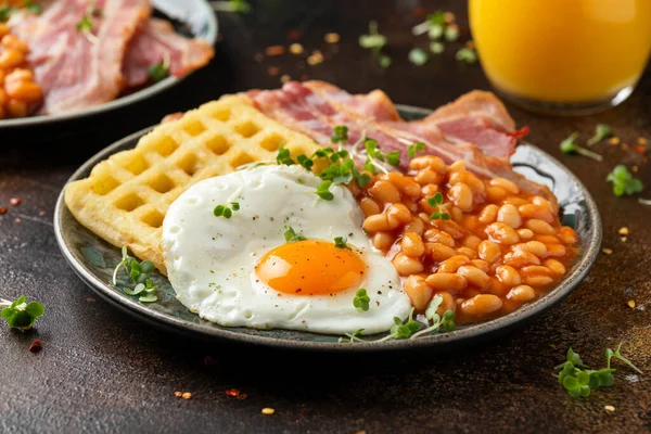 Gaufres de pommes de terre avec oeuf frit, bacon et haricots cuits au four. Petit déjeuner matinal — Photo