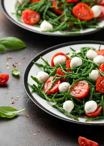 Çeri domatesli taze Samphire salatası ve mozzarella. Sağlıklı yemek..