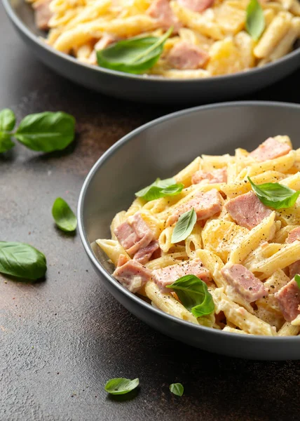 Jambon, ananas ve krem peynirli Hawaii makarnası..