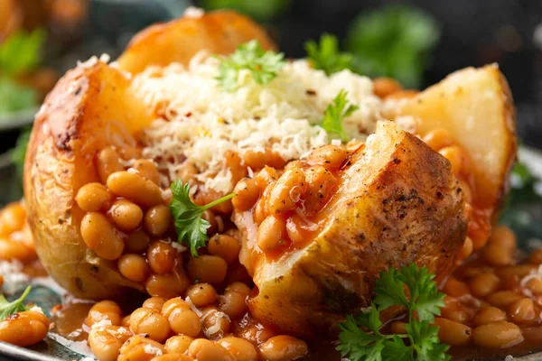 Domates fasulyeli fırında patates, çedar peyniri. Geleneksel İngiliz yemekleri