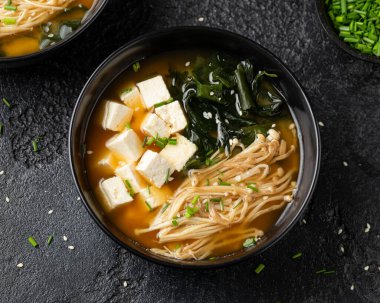 Enoki mantarlı zengin miso çorbası, wakame yosunu ve tofu, vejetaryen, vejetaryen Asya yemeği..