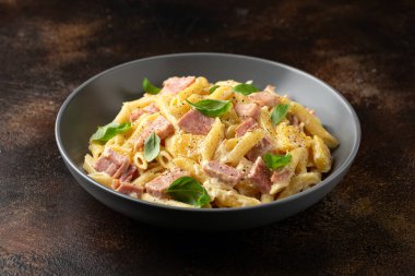 Jambon, ananas ve krem peynirli Hawaii makarnası..