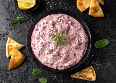 Yunan pancar salatalıklı tzatziki sos ve düz ekmek