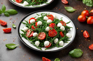 Çeri domatesli taze Samphire salatası ve mozzarella. Sağlıklı yemek..
