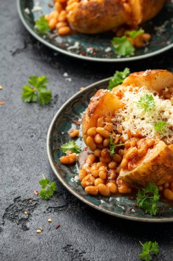 Domates fasulyeli fırında patates, çedar peyniri. Geleneksel İngiliz yemekleri