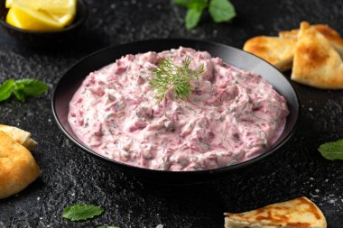 Yunan pancar salatalıklı tzatziki sos ve düz ekmek