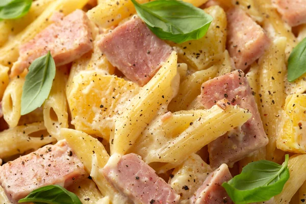 Hawaiiansk pasta med skinka, ananas och krämig ost. — Stockfoto