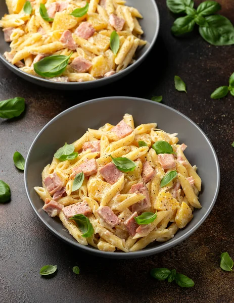 Hawaiian pasta with ham, pineapple and creamy cheese. — стоковое фото