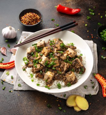 Mantarlı ve pirinçli vegan Mapo tofusu. Asya, Çin yemekleri.